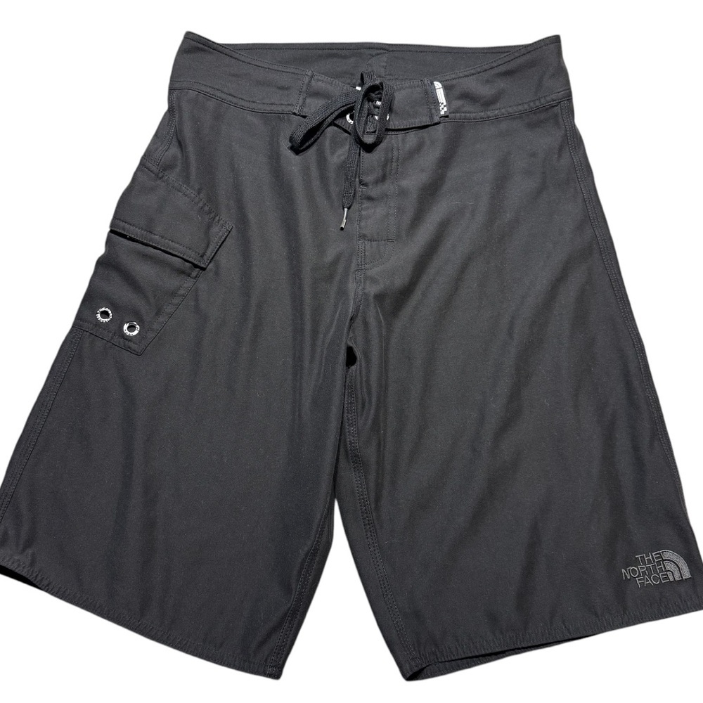 The North Face hybrid cargo size 30 men’s black swim trunks board shorts